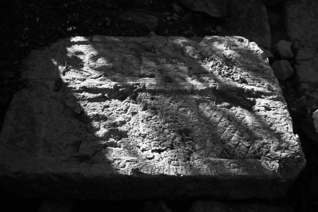 Bloc de pierre taillée éclairé en clair-obscur.