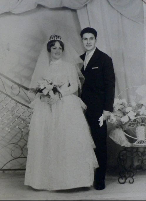 Photographie ancienne en noir et blanc d’un couple de jeunes mariés, qui a servi de modèle au portrait gravé.